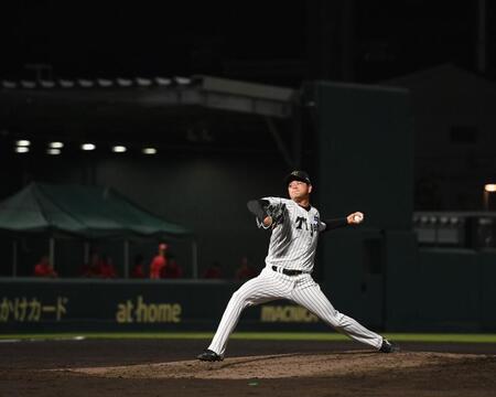 　９回、２番手で登板する高橋（撮影・西田忠信）