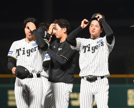 　試合後、整列する高橋（右）＝撮影・西田忠信