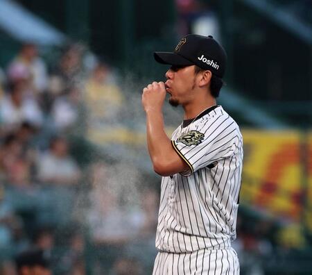 　３回、ロジンの粉を吹く伊藤将（撮影・北村雅宏）