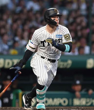 　３回、右前打を放つ佐藤輝（撮影・北村雅宏）