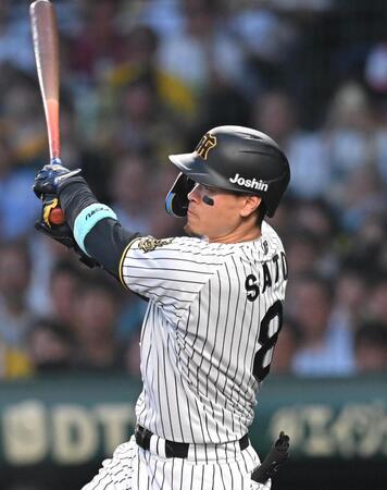 　３回、右前打を放つ佐藤輝（撮影・飯室逸平）