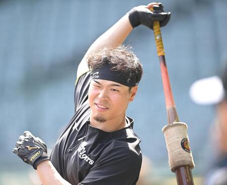 　打撃練習する佐藤輝（撮影・飯室逸平）