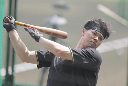 　打撃練習する佐藤輝（撮影・北村雅宏）