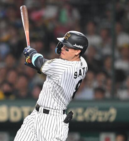 　８回、２ランを放つ佐藤輝（撮影・飯室逸平）