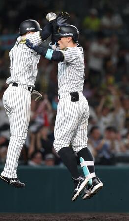 　８回、２ランを放ち、森下とタッチを交わす佐藤輝（右）＝撮影・北村雅宏