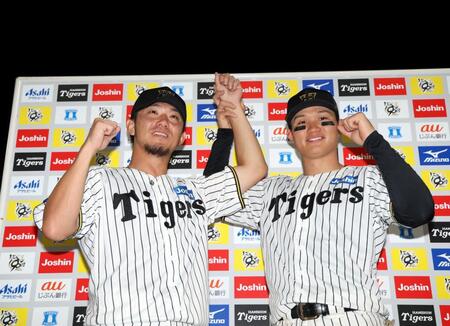 　お立ち台でポーズを決める伊藤将と森下（右）＝撮影・北村雅宏