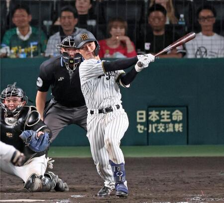 　８回、左前打を放つ坂本（撮影・立川洋一郎）