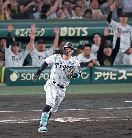 　８回、２ランを放って一塁を回る佐藤輝（撮影・立川洋一郎）