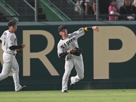 　５回、西川の打球を素早く返球する近本（撮影・飯室逸平）