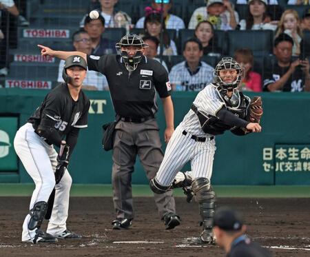 　３回、友杉の二盗を阻止する坂本（撮影・立川洋一郎）