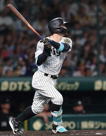 　８回、２ランを放つ佐藤輝（撮影・北村雅宏）