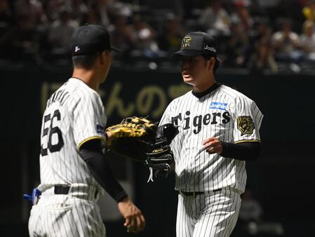 　９回を投げ終え、ベンチに戻る高橋（右）＝撮影・西田忠信