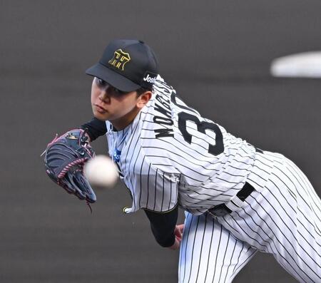 　力投する先発の門別（撮影・西田忠信）