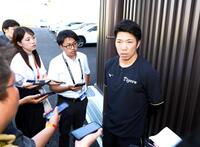 　トレーニングを終え、取材に応じる石井（撮影・山口登）