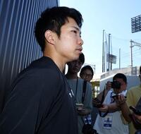 　トレーニングを終え、取材に応じる石井（撮影・山口登）