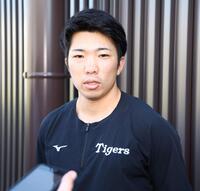 　トレーニングを終え、取材に応じる石井（撮影・山口登）