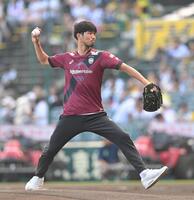 　ファーストピッチセレモニーで投球するヴィッセル神戸・岩波拓也（撮影・飯室逸平）