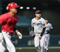 　６回、前川（左）を投ゴロに仕留めた門別（撮影・西田忠信）