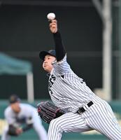 　力投する先発の門別（撮影・西田忠信）