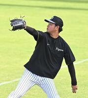 　キャッチボールする高橋（撮影・西田忠信）