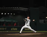 　９回、２番手で登板する高橋（撮影・西田忠信）