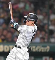　８回、２ランを放つ佐藤輝（撮影・飯室逸平）