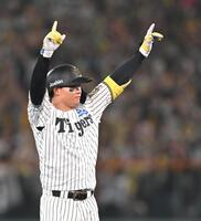 　８回、適時二塁打を放ち、塁上でポーズする森下（撮影・飯室逸平）