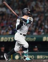　８回、２ランを放つ佐藤輝（撮影・北村雅宏）