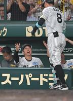 　８回、佐藤輝を迎える藤川監督（撮影・飯室逸平）