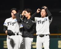 　試合後、整列する高橋（右）＝撮影・西田忠信
