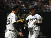 　９回を投げ終え、ベンチに戻る高橋（右）＝撮影・西田忠信