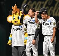 　延長の末、広島と引き分けスタンドにあいさつする平田２軍監督（中央）＝撮影・西田忠信