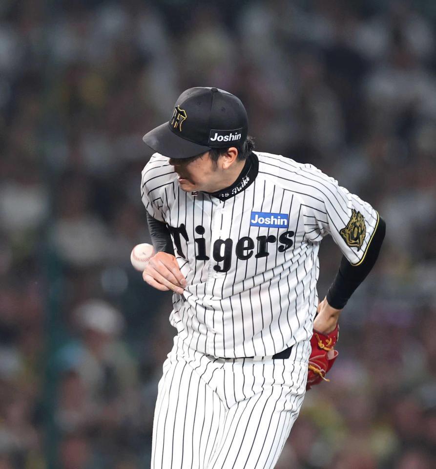 　７回、角中に同点となる適時内野安打を浴びる才木（撮影・北村雅宏）　