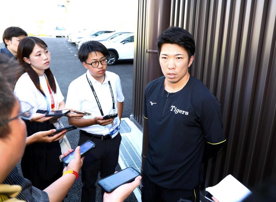 　トレーニングを終え、取材に応じる石井（撮影・山口登）