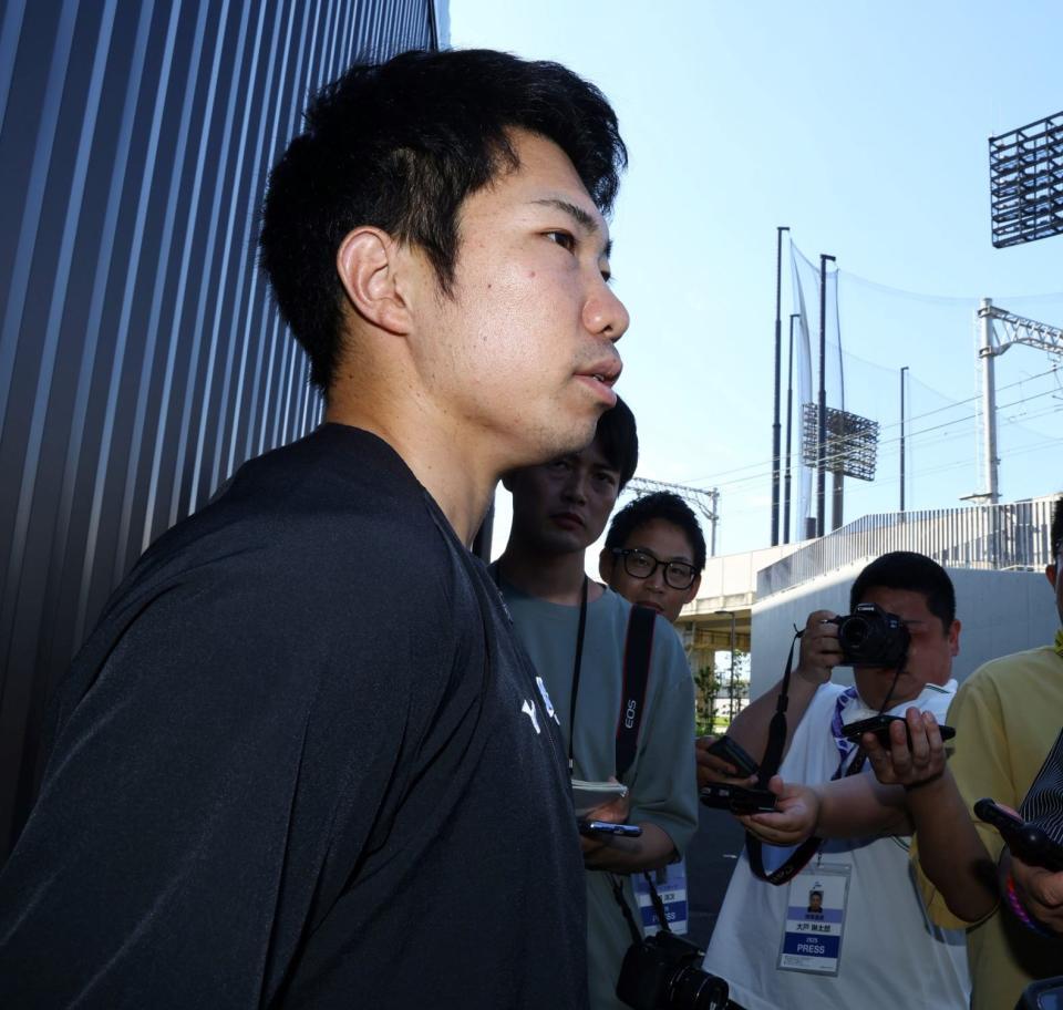 　トレーニングを終え、取材に応じる石井（撮影・山口登）