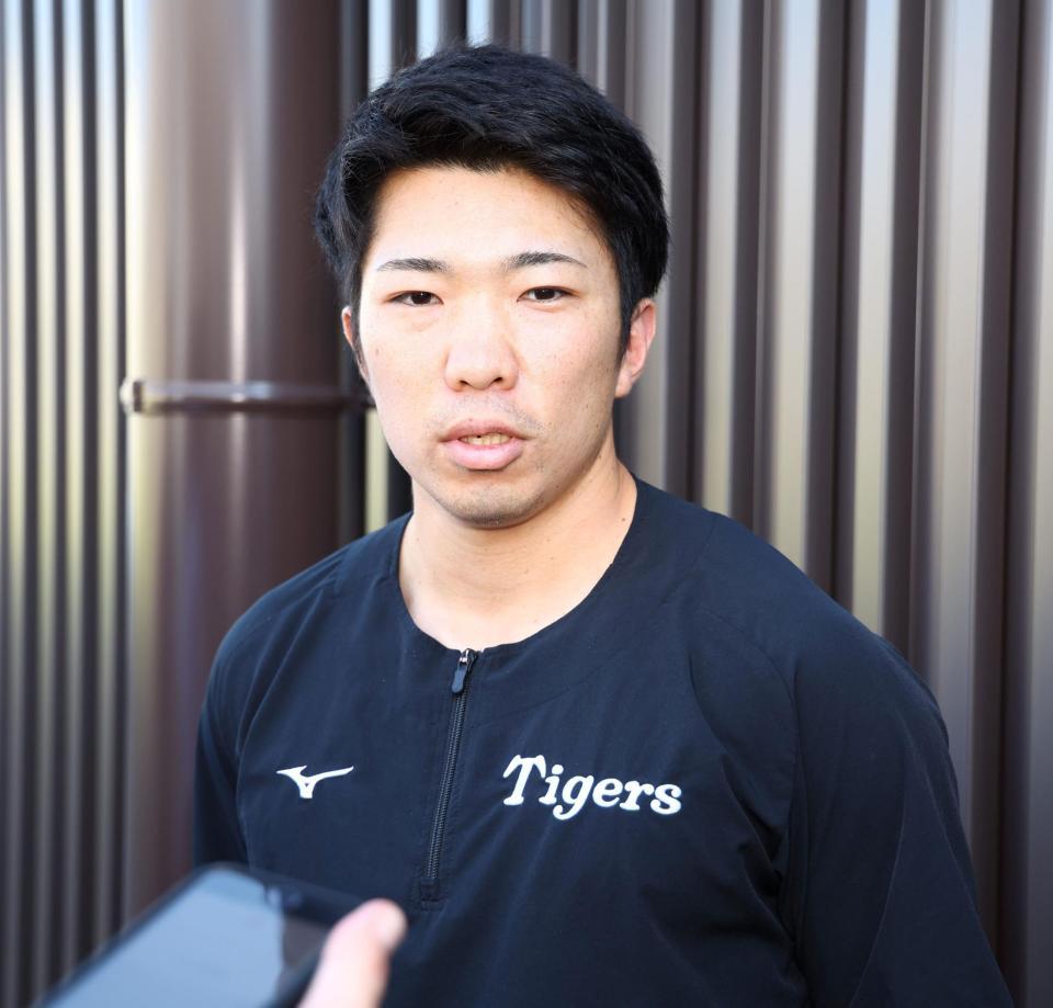 　トレーニングを終え、取材に応じる石井（撮影・山口登）