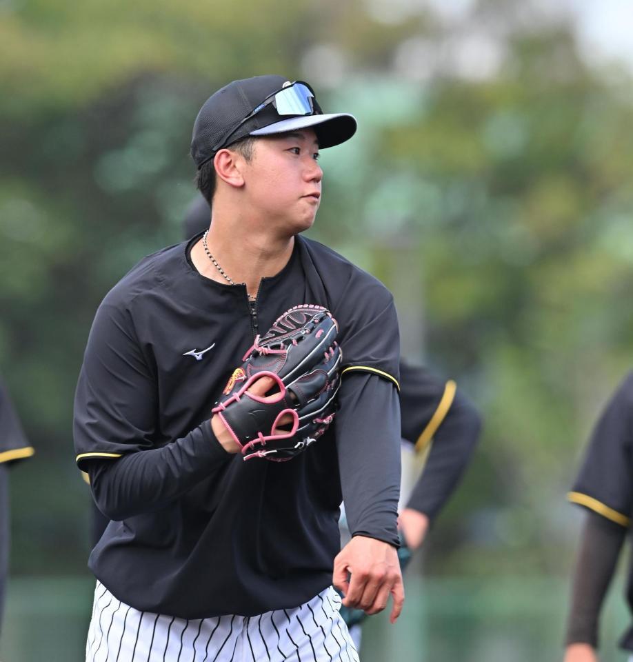 　守備練習する門別（撮影・西田忠信）