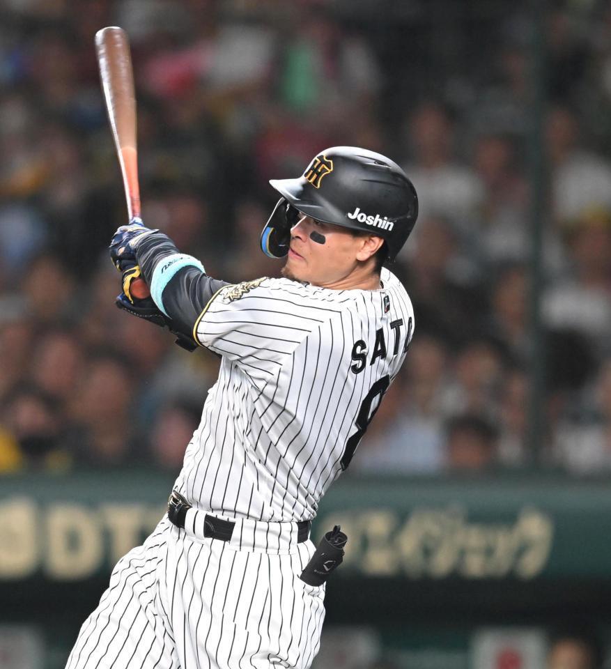 　８回、２ランを放つ佐藤輝（撮影・飯室逸平）