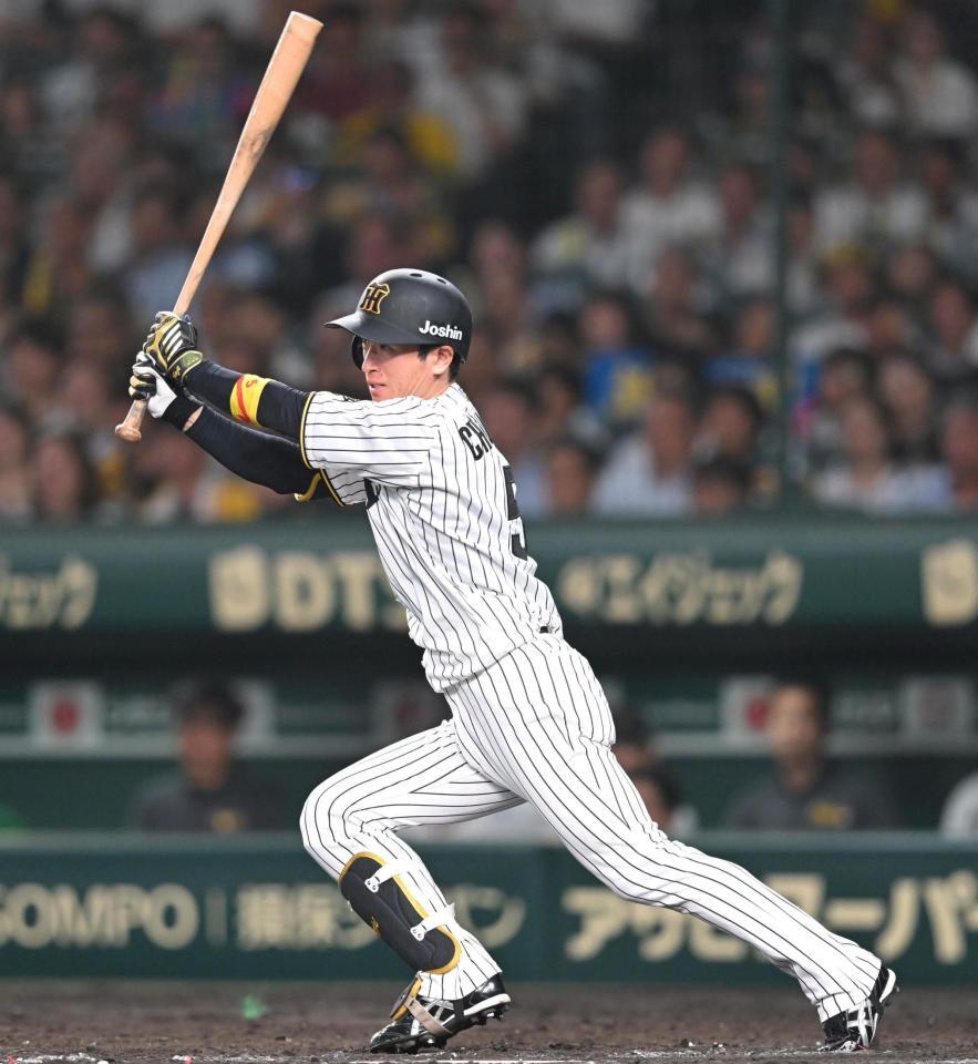 ８回、適時打を放つ阪神・近本光司＝甲子園（撮影・飯室逸平）