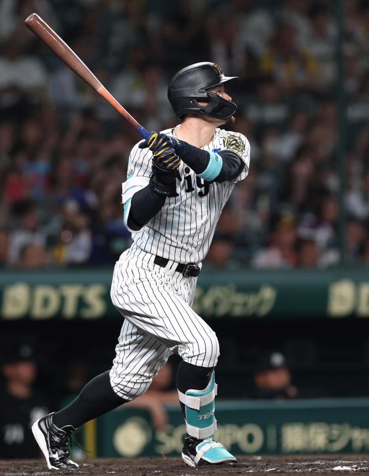 　８回、２ランを放つ佐藤輝（撮影・北村雅宏）