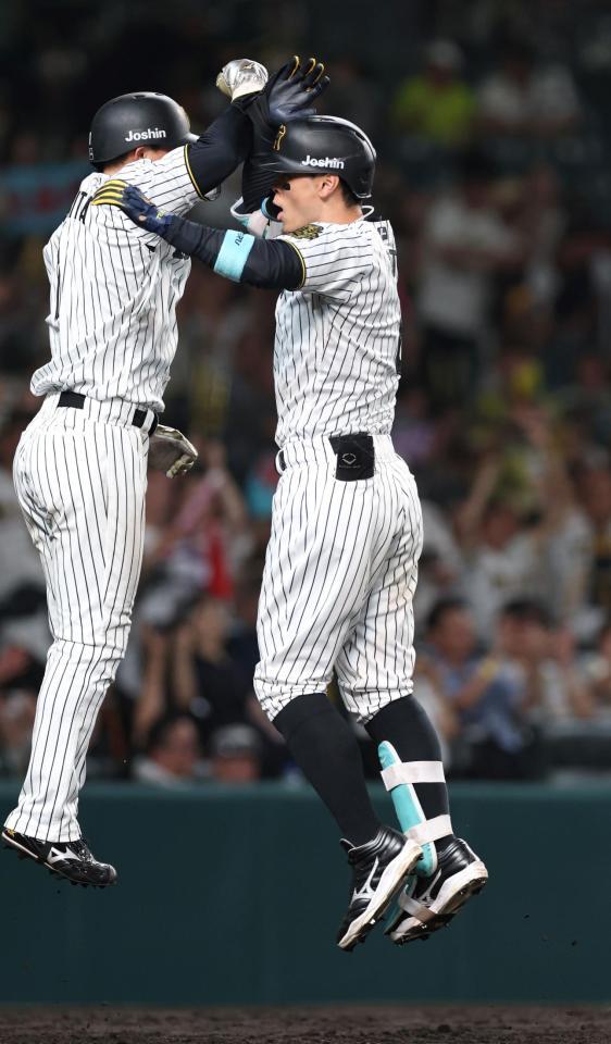 　８回、２ランを放ち、森下とタッチを交わす佐藤輝（右）＝撮影・北村雅宏