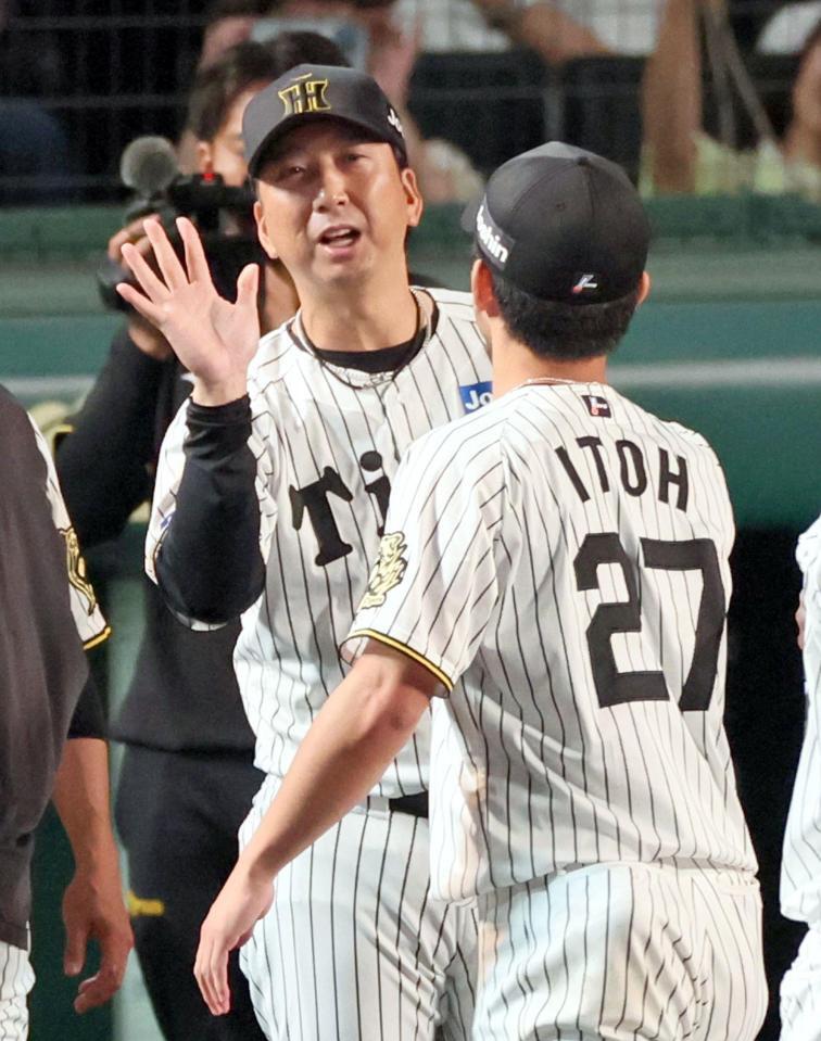 　勝利投手となった伊藤将（右）とタッチを交わす藤川監督（撮影・立川洋一郎）