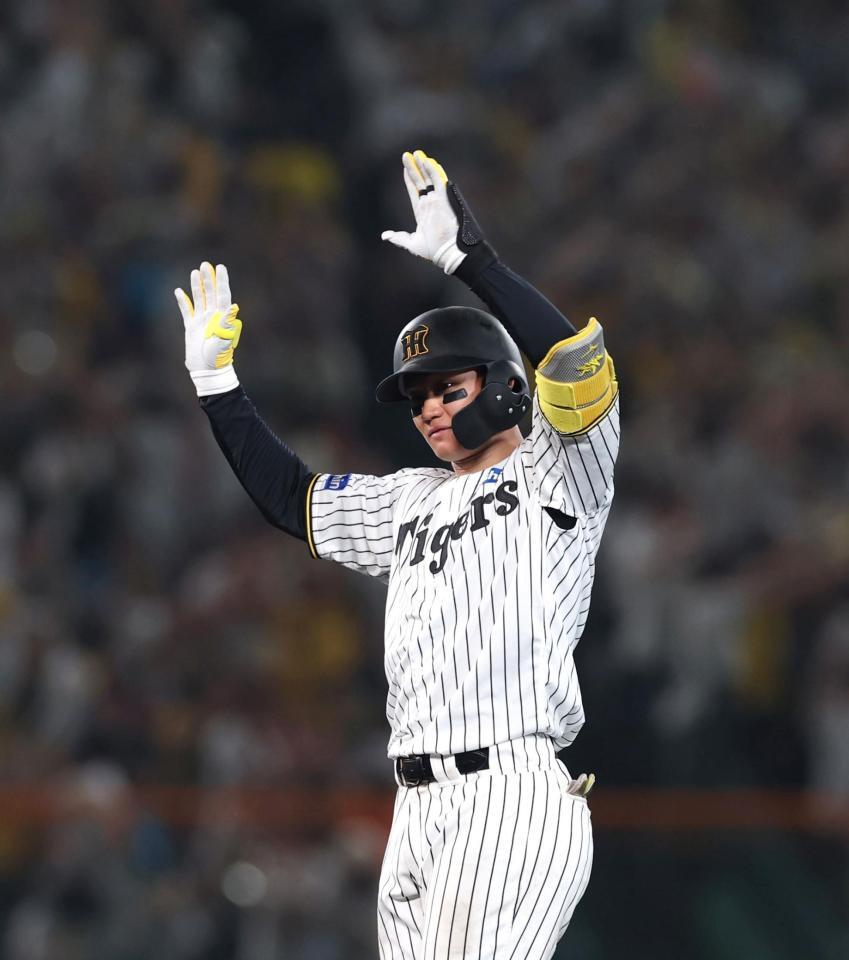 　８回、適時二塁打を放ち、ポーズを決める森下（撮影・北村雅宏）