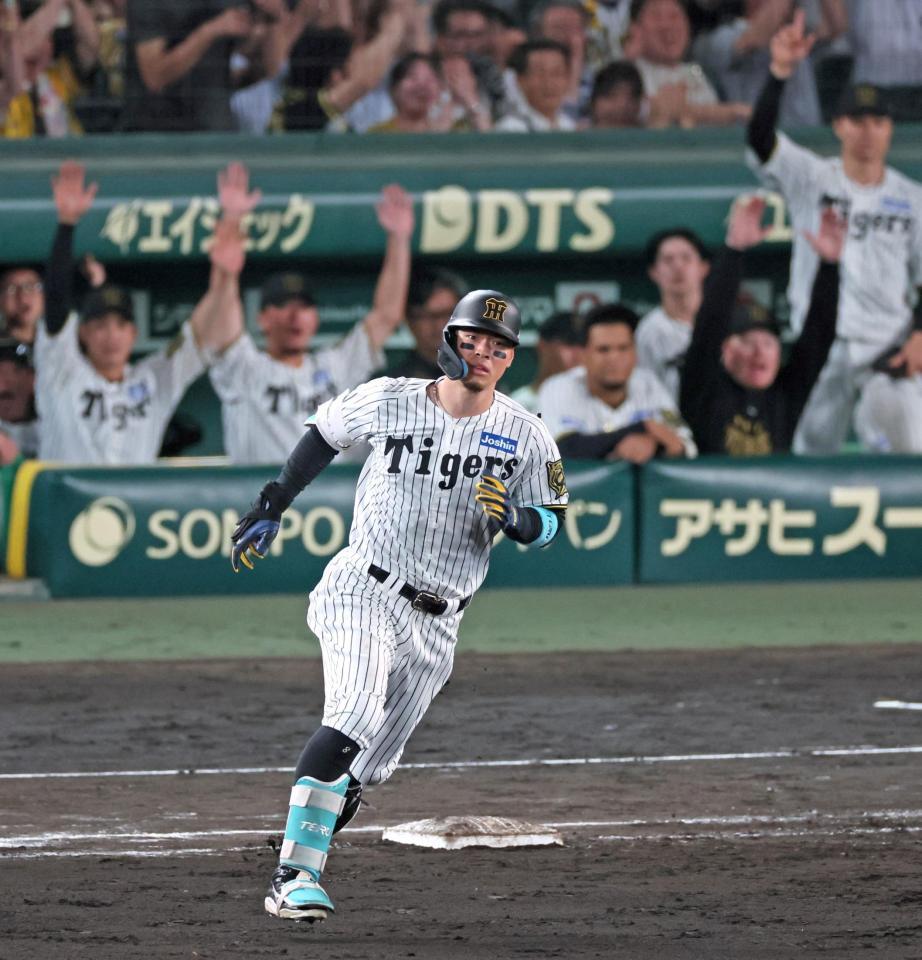 　８回、２ランを放って一塁を回る佐藤輝（撮影・立川洋一郎）