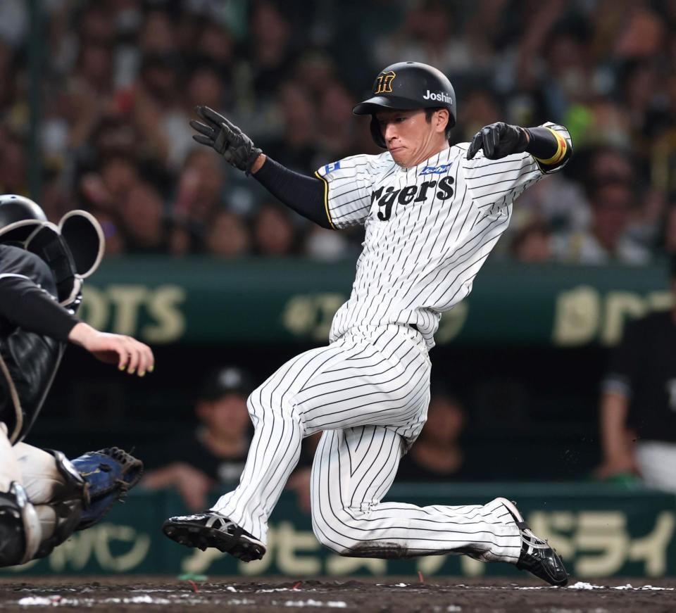 　８回、中野の適時打で生還する近本（撮影・北村雅宏）