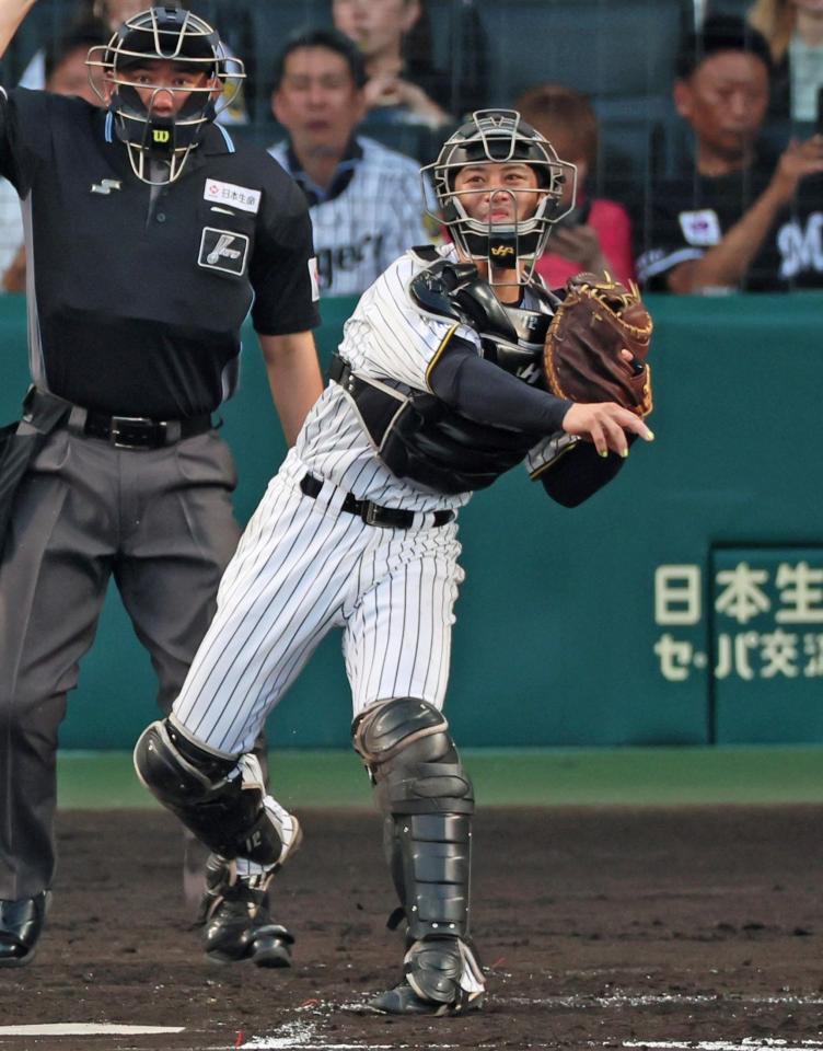 　２回、安田の二盗を阻止する坂本（撮影・立川洋一郎）