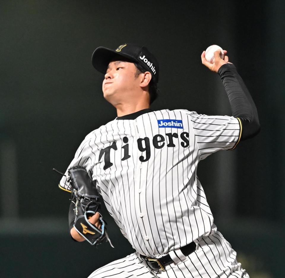 　９回、２番手で登板する高橋（撮影・西田忠信）