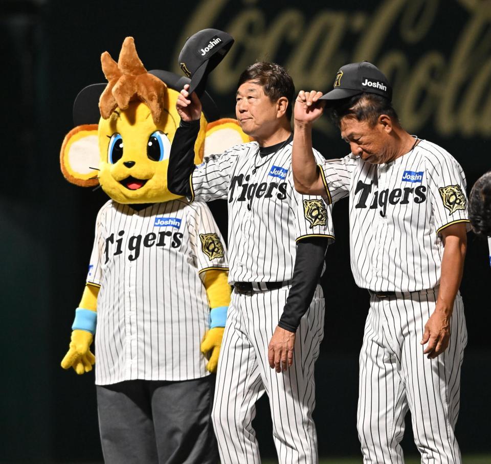 　延長の末、広島と引き分けスタンドにあいさつする平田２軍監督（中央）＝撮影・西田忠信