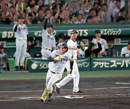 　８回、左中間を破る適時打を放ち二塁へ向かう森下（撮影・立川洋一郎）