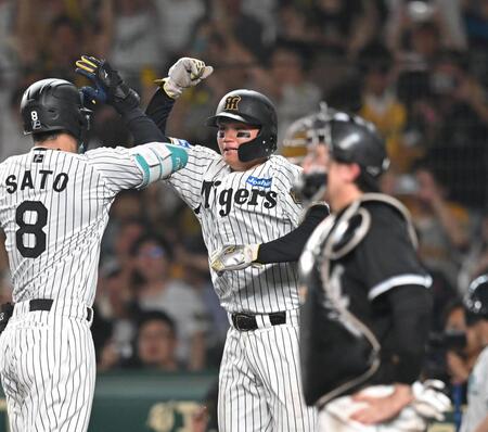 　８回、佐藤輝を迎える森下（撮影・飯室逸平）